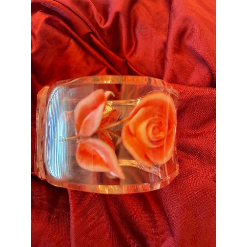 Lucite Bangle With Reverse Incised Roses Chunky Statement Retro - Picture 7 of 8